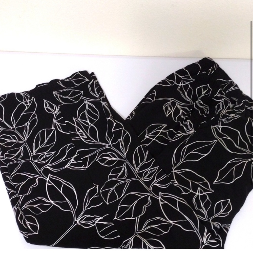 Torrid wide leg pants black with white size 1